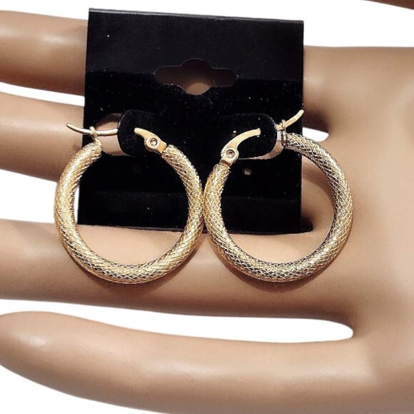 1" Geometric Pattern Hoop Pierced Post Earrings Gold Tone 25mm Imprinted Large - Picture 1 of 3